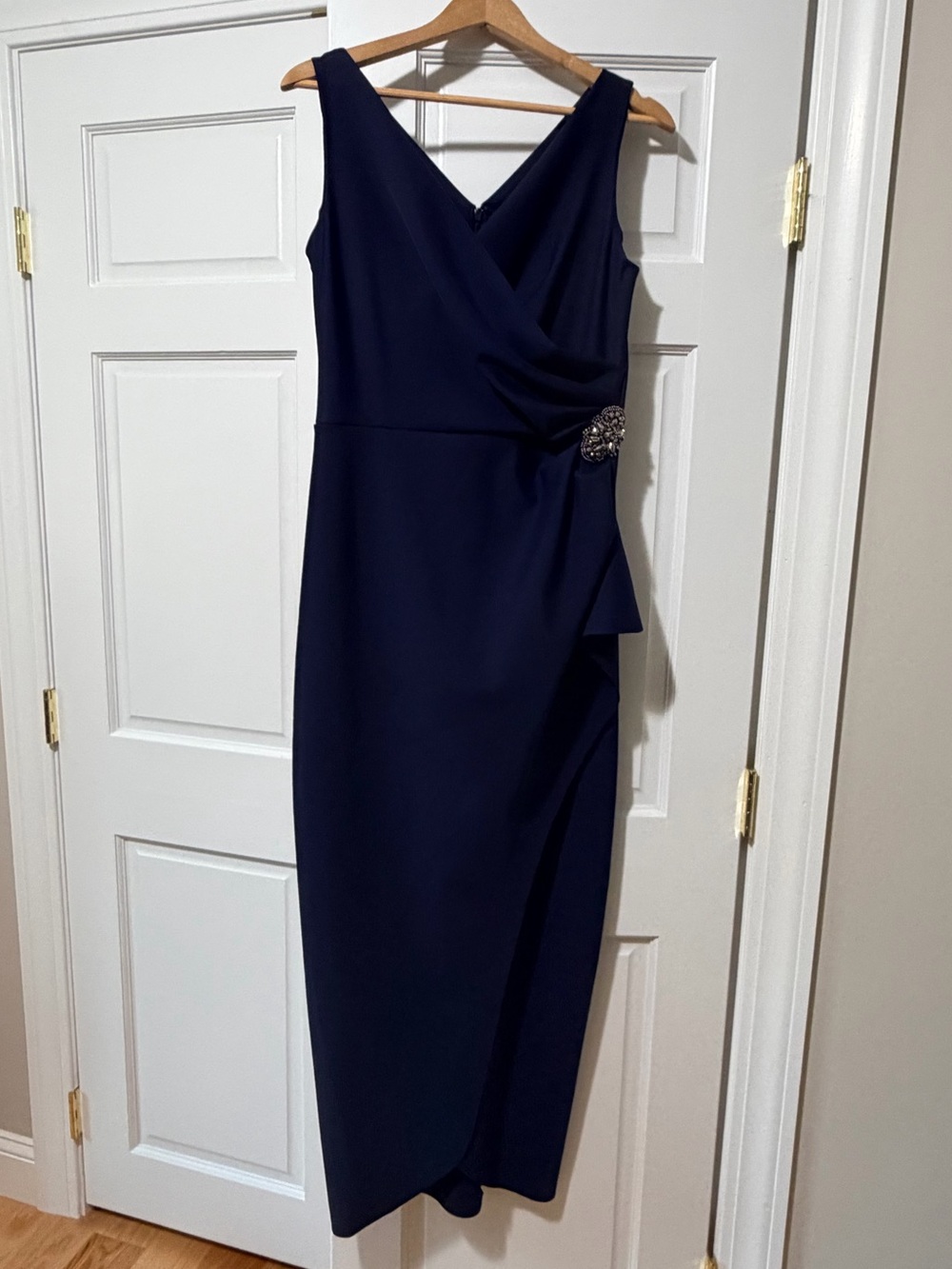 Alex Evenings Elegant Navy V-Neck Sheath Dress with Side Brooch size 10